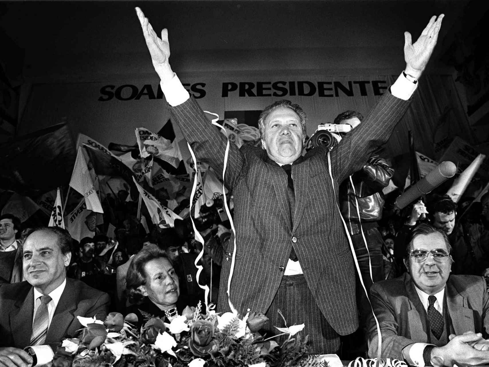 Soares, en 1986, durante la campaña posterior a la entrada de Portugal en la Unión Europea.