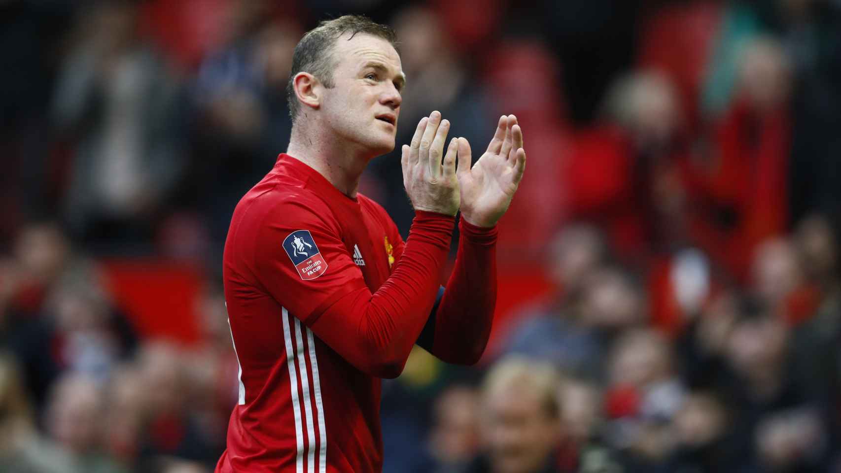 Wayne Rooney aplaude a la afición del United ante el Reading.