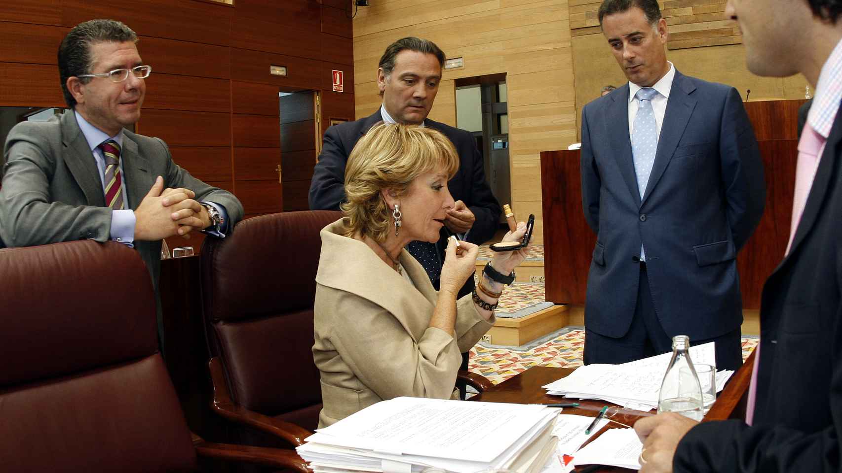 Esperanza Aguirre se maquilla delante de sus consejeros.