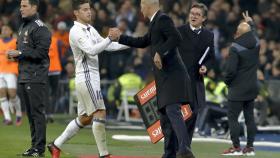 Zidane saluda a James Rodríguez.