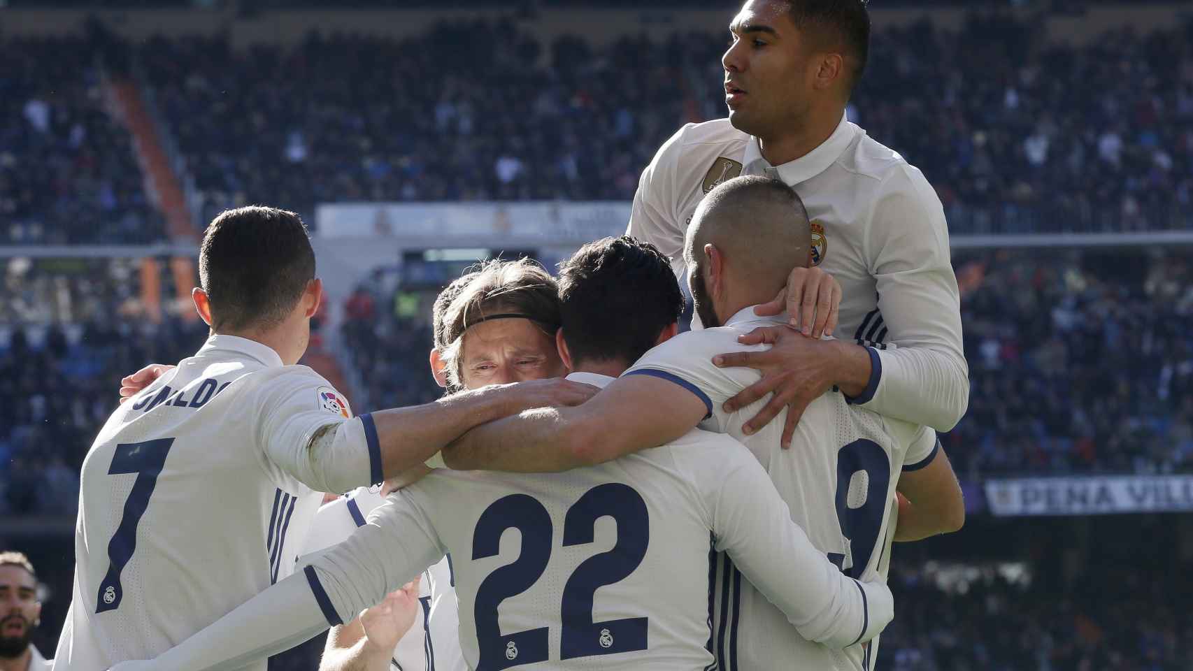 Los jugadores del Madrid celebran un gol ante el Granada.