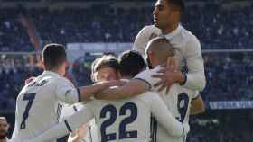 Los jugadores del Madrid celebran un gol ante el Granada.