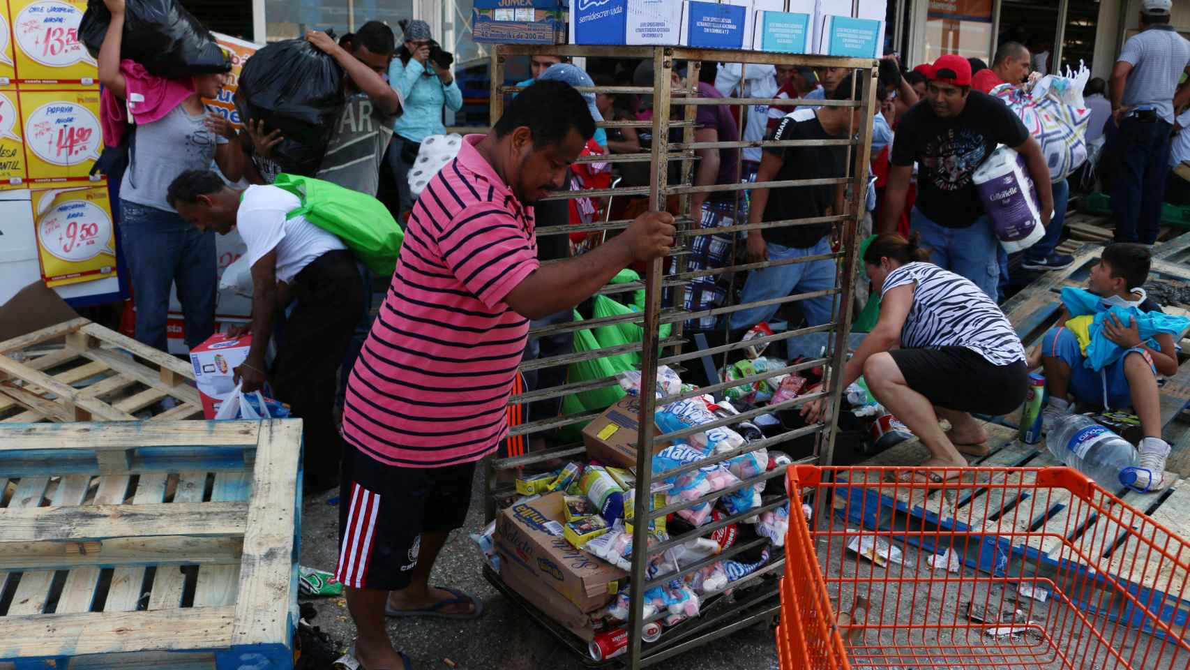 Saqueo de una tienda durante las protestas contra el aumento del precio de la gasolina en Veracruz (México)