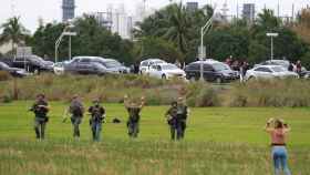 Policías identifican a varias personas evacuadas del aeropuerto de Ford Lauderdale.