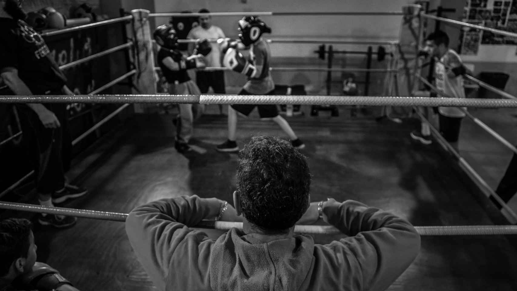 Dos niños de 8 y 9 años entrenan sobre el ring bajo la atenta mirada de Aurelio Torres