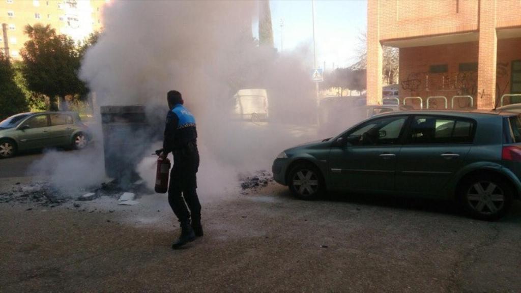 policia-bomberos-valladolid-incendio-contenedor-1