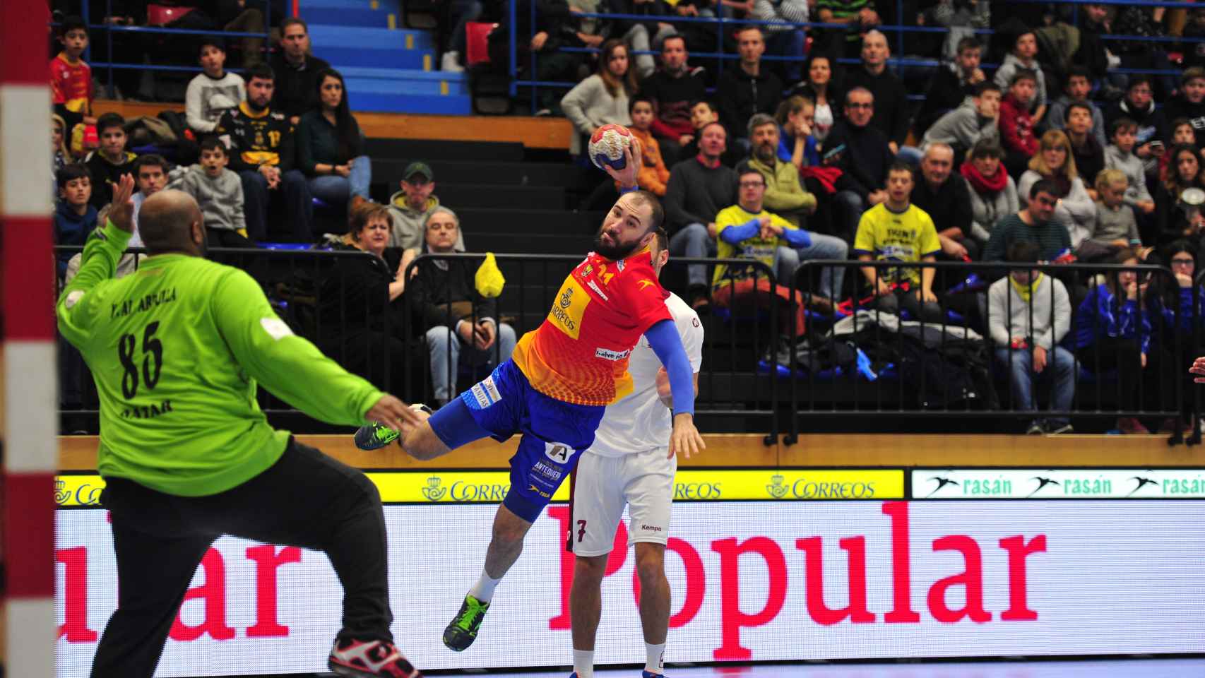 Joan Cañellas dispara el balón con la selección.