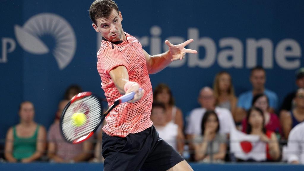 Dimitrov devuelve una pelota durante la final de Brisbane.