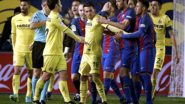 Jugadores del Villarreal y Barcelona.