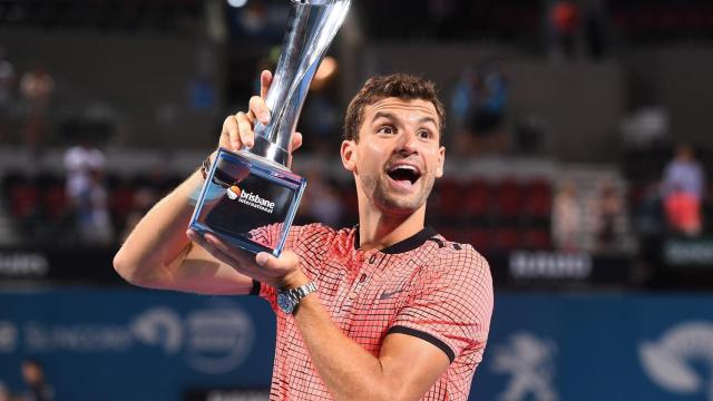 Grigor Dimitrov con el trofeo de campeón de Brisbane.