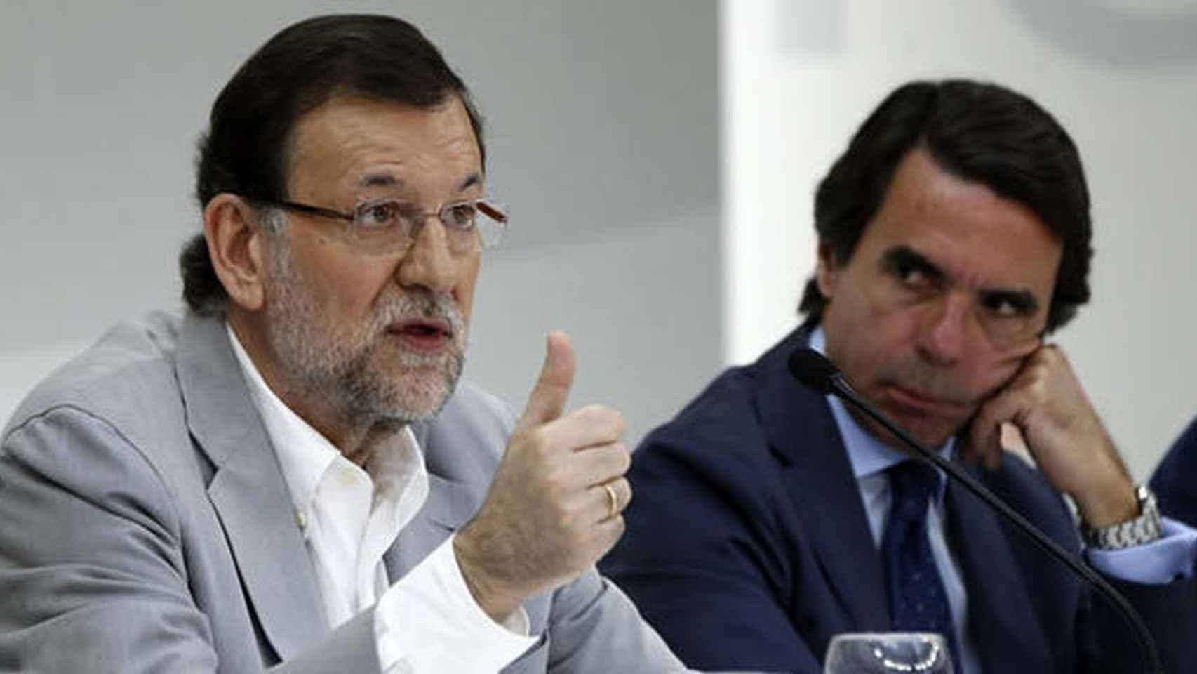 El presidente del PP, Mariano Rajoy, con su antecesor, José María Aznar.