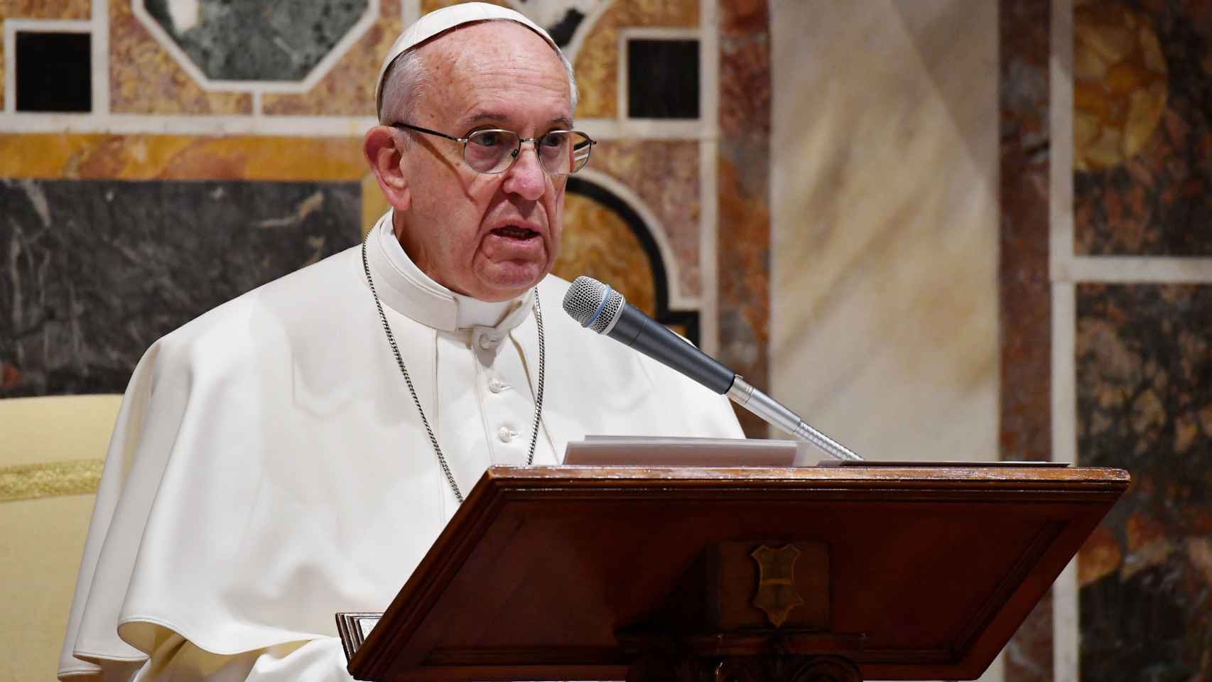 El papa condena el extremismo religioso y defiende la acogida de refugiados