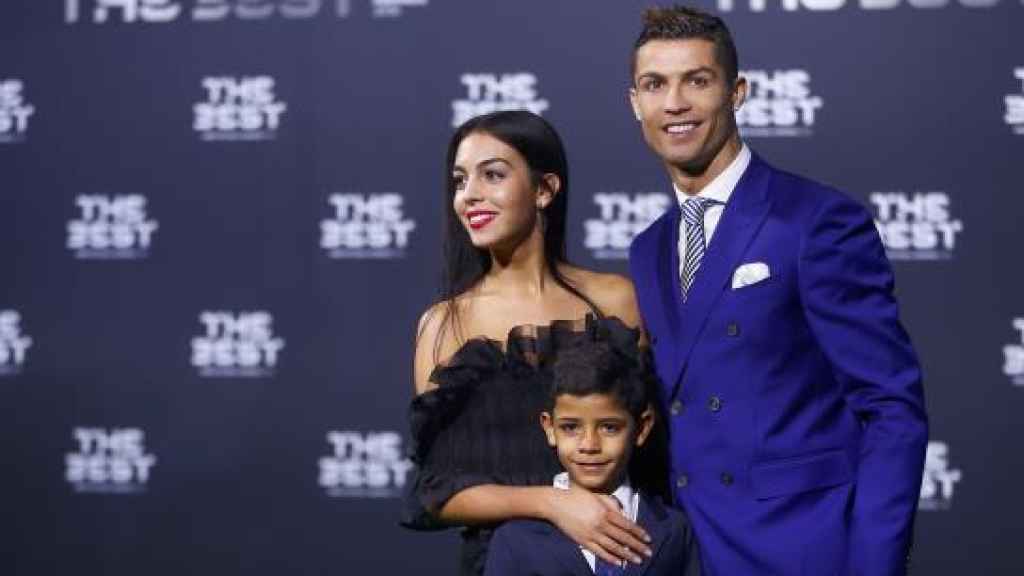 Cristiano Ronaldo con su hijo y su novia Georgina Rodríguez.