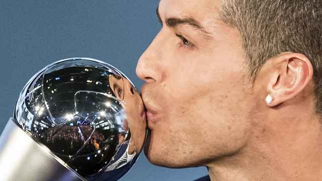 Ronaldo besa el trofeo The Best en la gala de Zúrich.