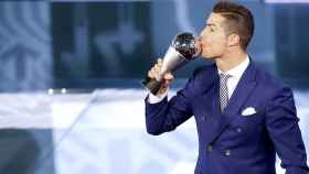 Ronaldo besa el premio The Best.