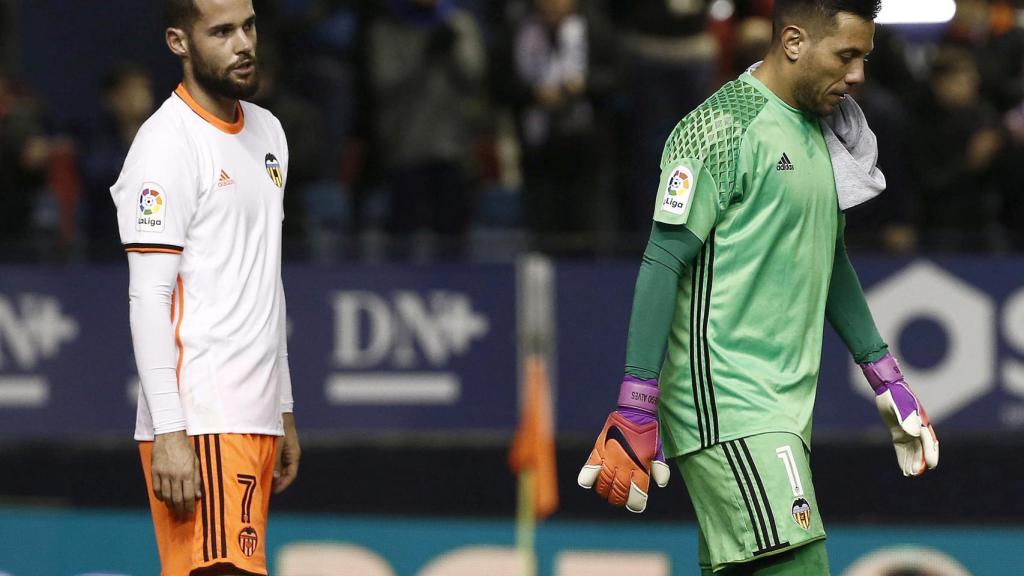 Mario Suárez y Diego Alves, cabizbajos al final del encuentro.