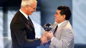 Maradona entrega el título de mejor entrenador de 2016 aRanieri.