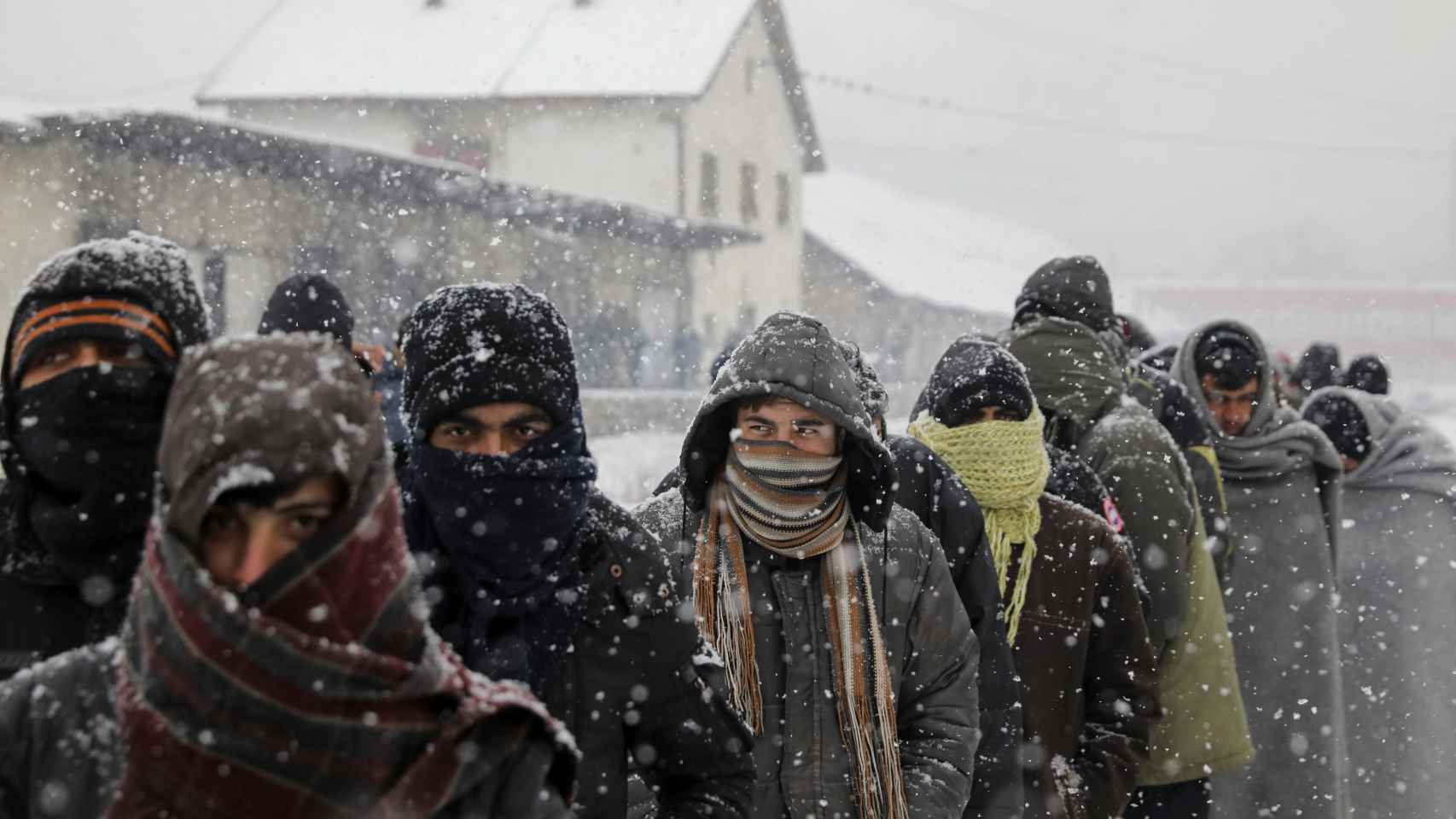 Un grupo de solicitantes de asilo guarda su turno para recibir comida gratis en Serbia. Foto: Reuters