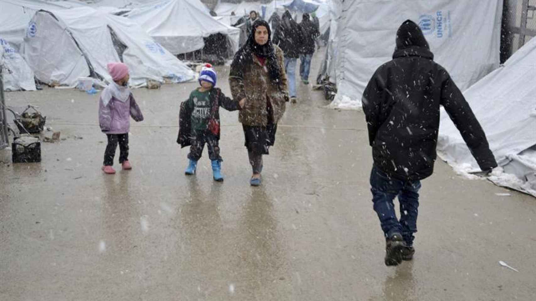 Varios refugiados en el campo de Moria (Grecia) en plena ola de frío.