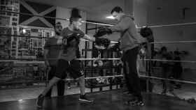 Aurelio Torres, impulsor de la campaña contra el bullying, enseña a boxear a uniño de 8 años.