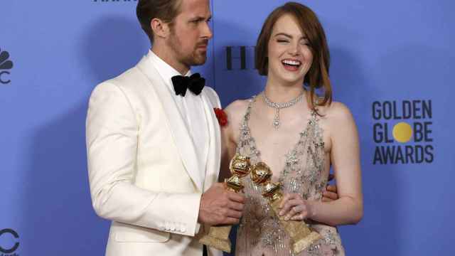 Ryan Gosling y Emma Stone, los protagonistas de 'La La Land', con su Globo de Oro.
