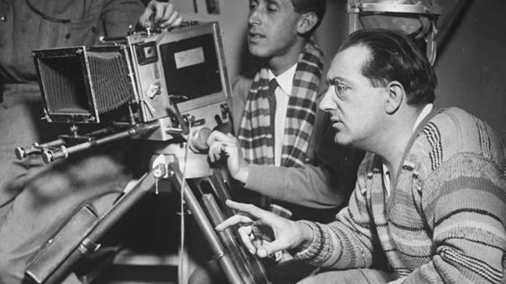 Fritz Lang, otro de los directores exiliados en Hollywood, en pleno rodaje.