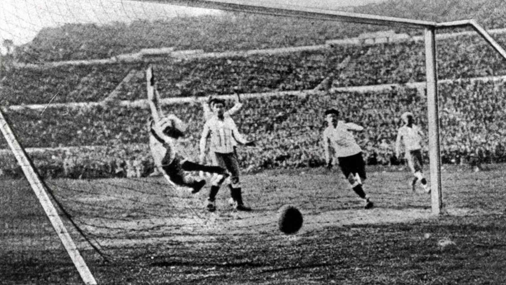 Gol de Uruguay en la final de 1930 que ganó ante Argentina.