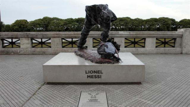 Imagen de la estatua decapitada de Leo Messi en Buenos Aires.