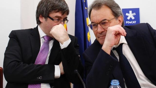 El presidente de la Generalitat, Carles Puigdemont, y el expresidente catalán, Artur Mas .