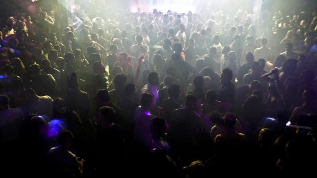 Un grupo de jóvenes se divierte en una fiesta en una discoteca.