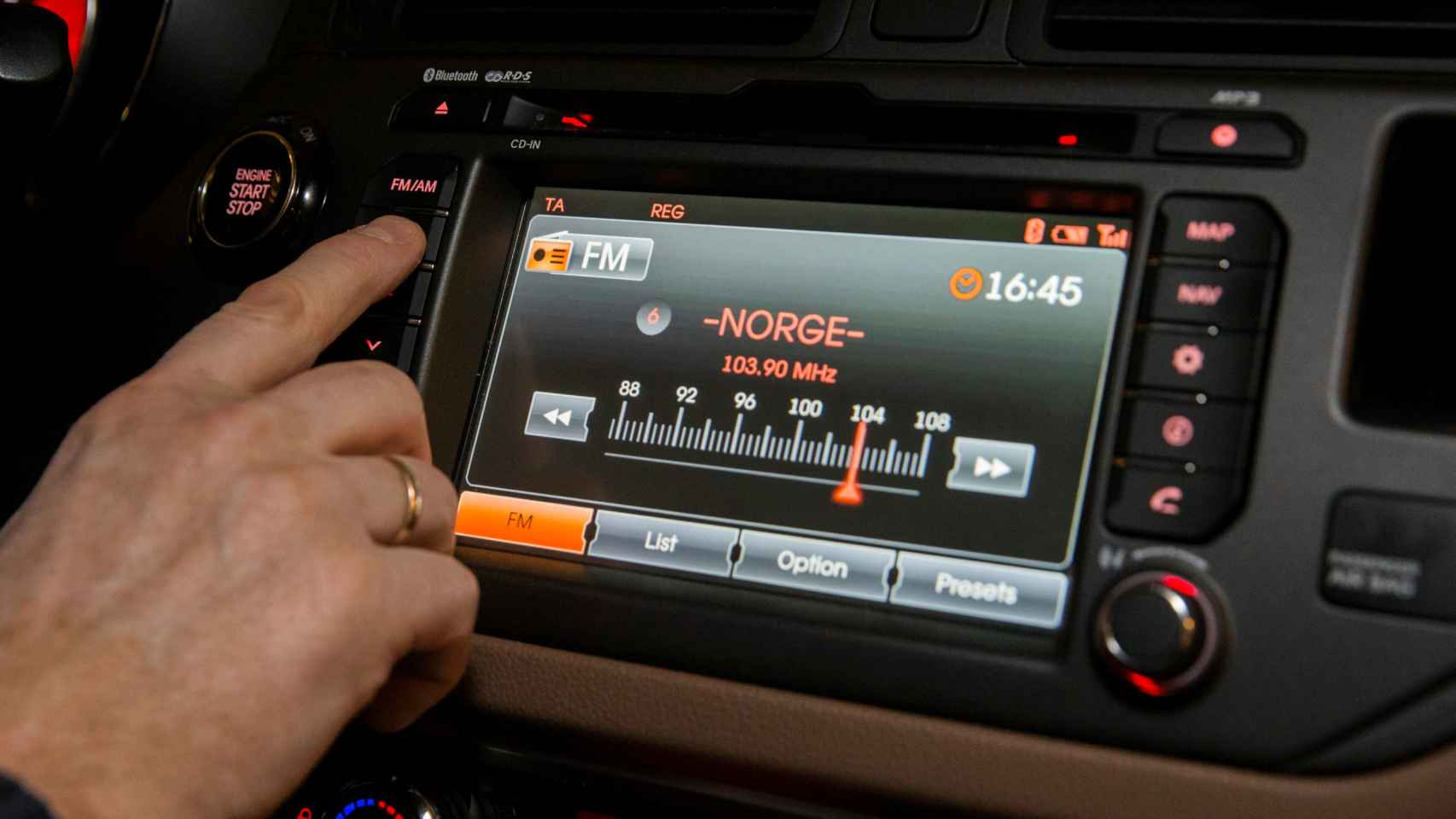 Un noruego sintoniza la radio de su coche en FM.