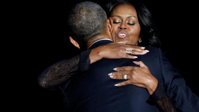 Barack Obama abraza a su mujer durante el discurso de despedida.