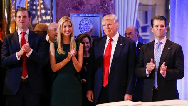 Eric, Ivanka y Donald Jr. junto a su padre tras la rueda de prensa