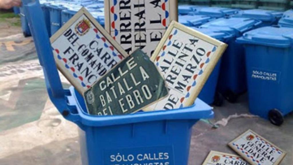 Imagen de las placas de las calles retiradas en Alicante.