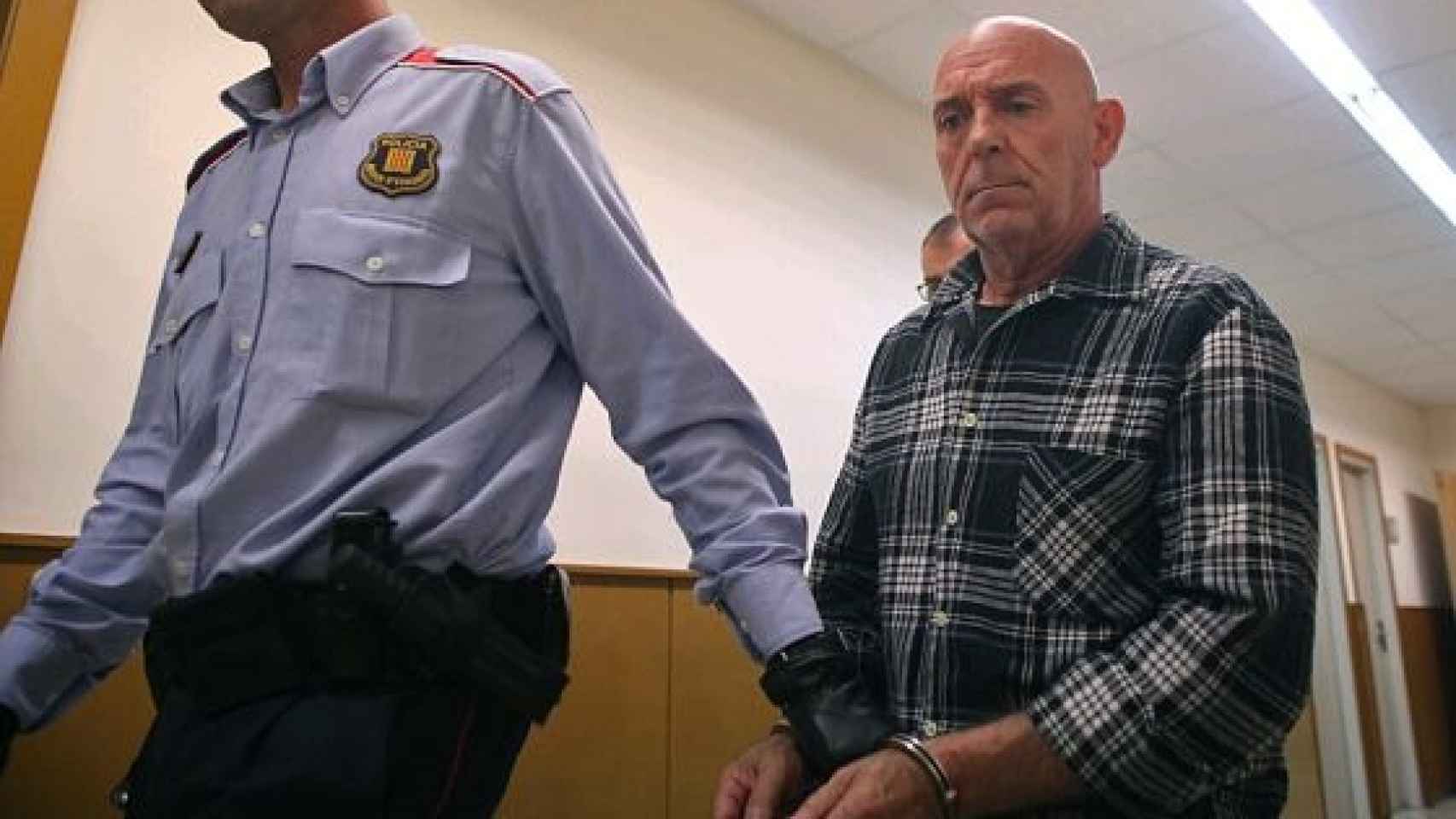 El acusado Ramón Laso conducido a la sala donde iba a ser juzgado.
