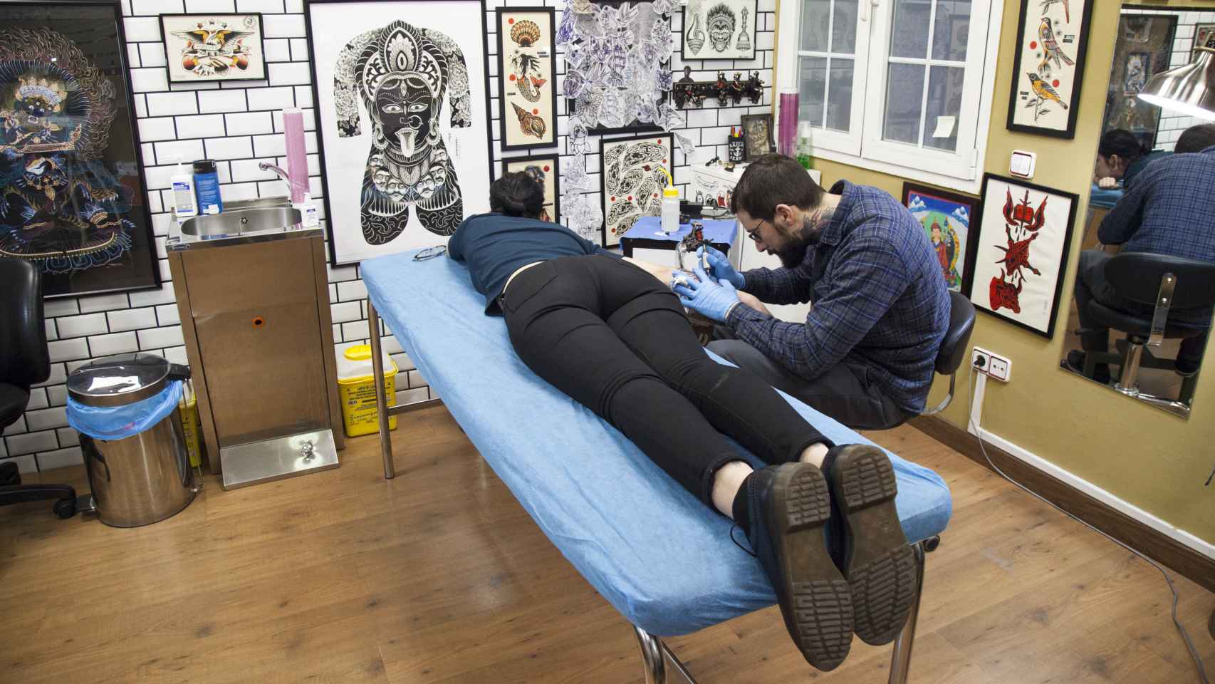 Una joven tatuándose en Tattoo Magic en Madrid.