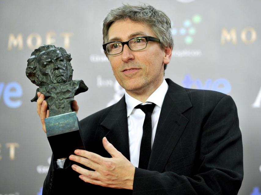 David Trueba con el Goya por la película Vivir es fácil con los ojos cerrados.