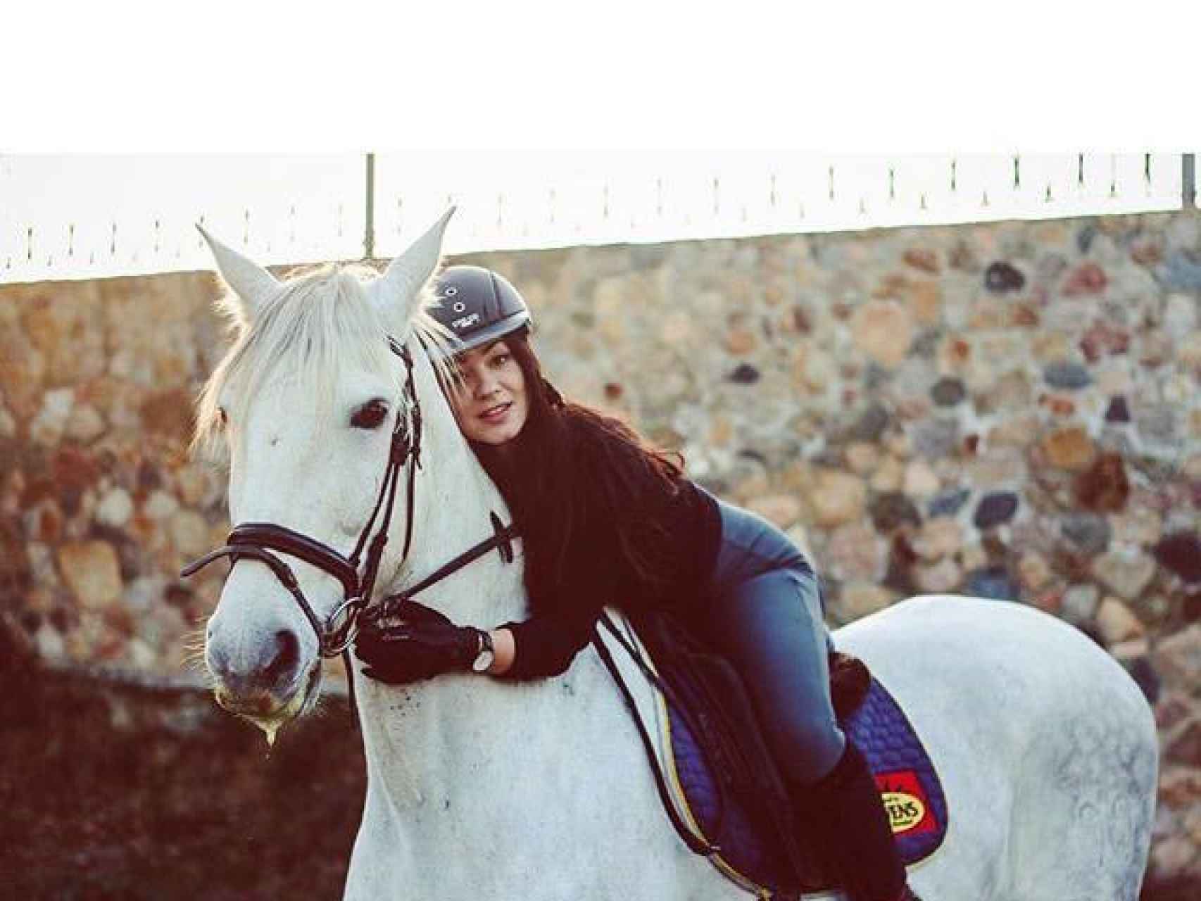 La joven montando a caballo.