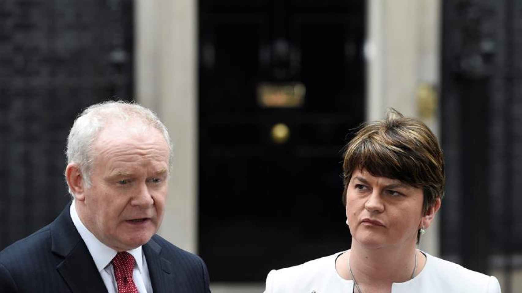 Martin McGuinness (Sinn Fein), viceministro principal de Irlanda del Norte junto a la ministra principal, Arlene Foster.