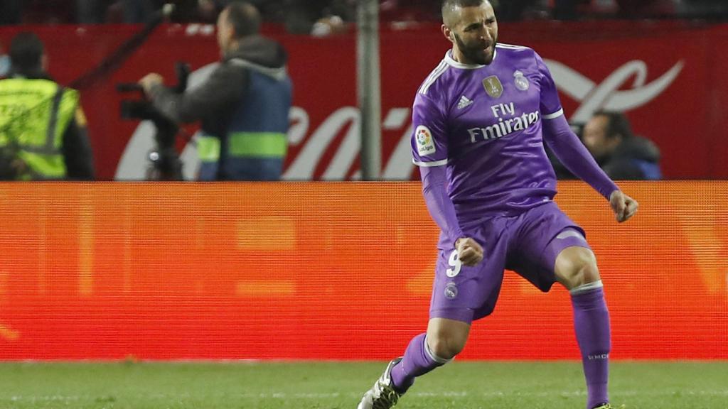 Benzema celebra su gol, el que supuso el empate final.