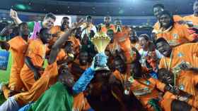 Los jugadores de Costa de Marfíl celebran su victoria en la Copa África 2015.