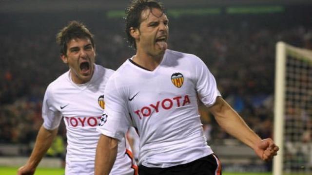 Morientes y Villa celebran un gol.