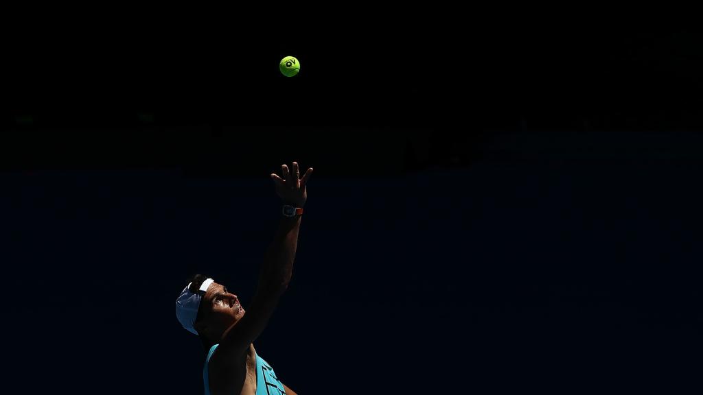 Rafa Nadal sirve durante un entrenamiento en Melbourne.