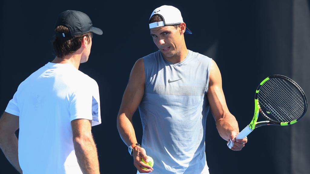 Nadal conversa con Carlos Moyá durante un entrenamiento en Melbourne.