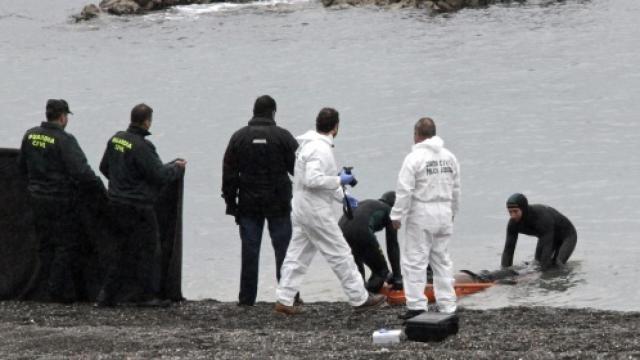 La Guardia Civil recupera un cuerpo en la playa del Tarajal.