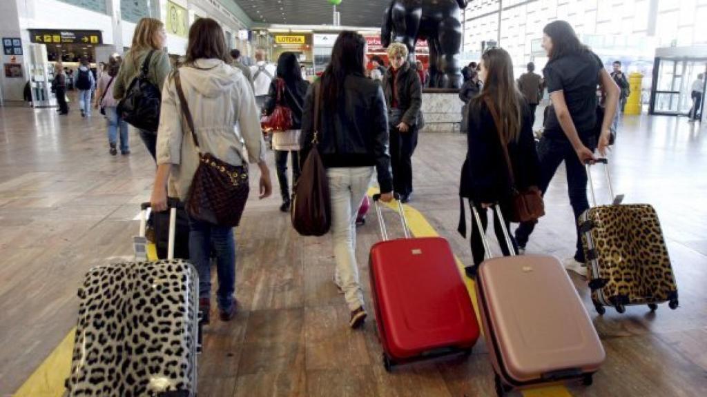 Un grupo de jóvenes en el aeropuerto barcelonés El Prat.