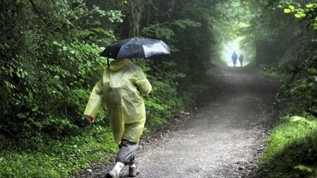 Un peregrino en su camino hacia Santiago de Compostela.