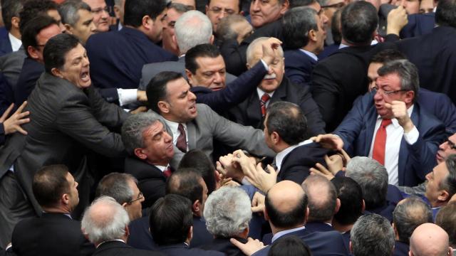 Los legisladores en plena pelea en el Parlamento