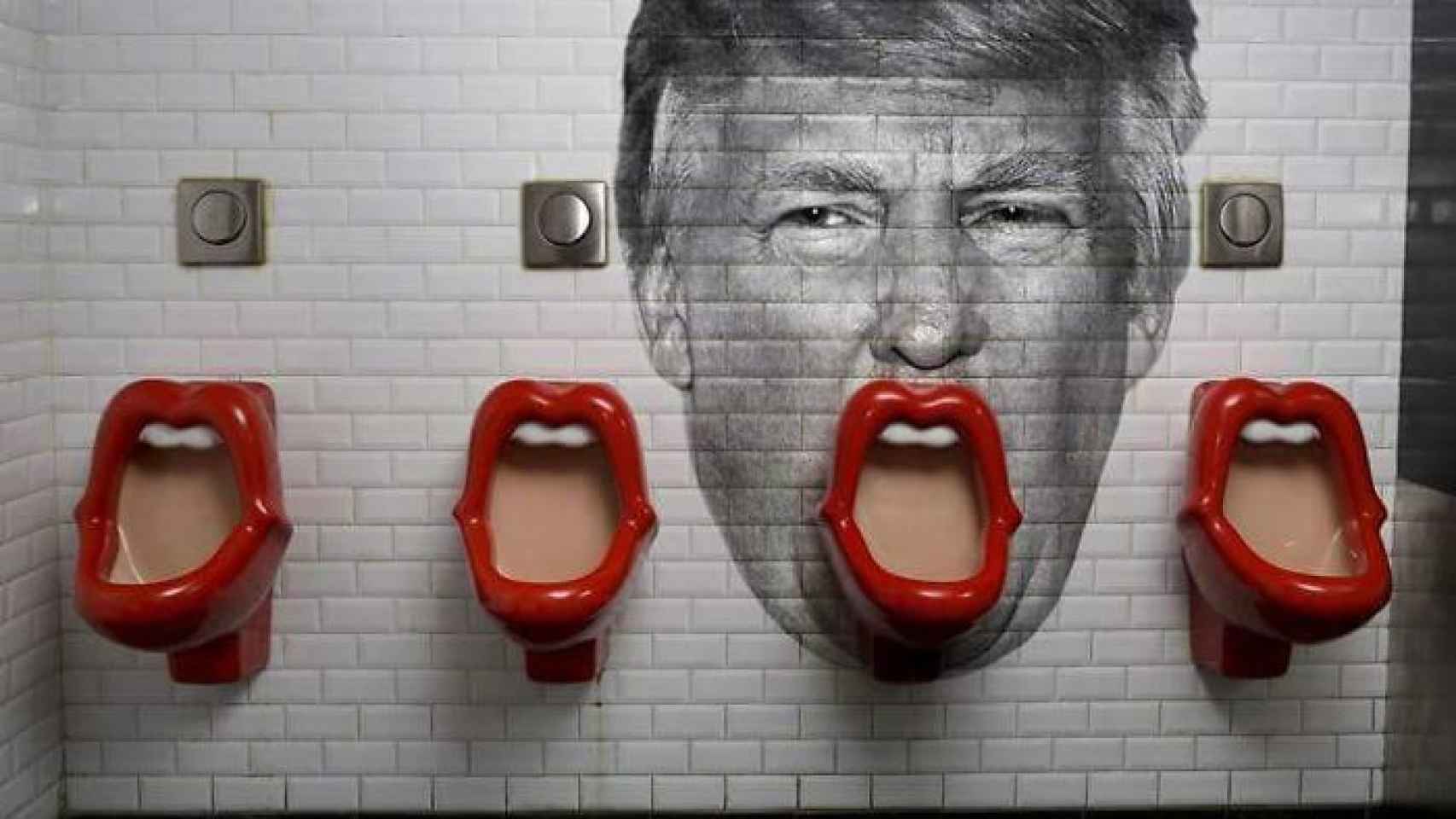 Montaje fotográfico realizado con la cara de Trump sobre unos urinarios.