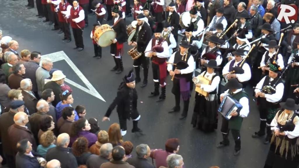 La Rondalla de Santa Eulalia de Mos durante la interpretación.